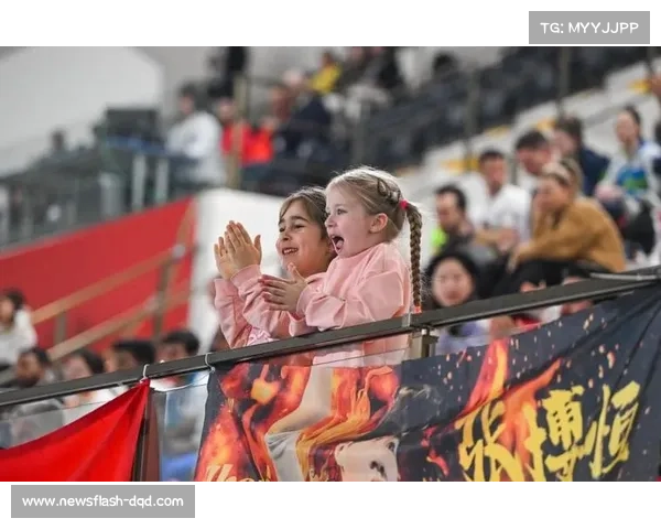 兰星宇家乡作战勇夺吊环季军 与教练共同登上领奖台见证辉煌时刻 兰星宇家乡作战勇夺吊环季军 与教练共同登上领奖台见证辉煌时刻